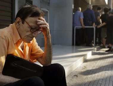 Επιτήδειος έπεισε 66χρονη στην Πάτρα να πετάξει από το μπαλκόνι 41.600 ευρώ - Δείτε γιατί!